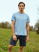 Le mannequin Homme porte le/la Pyjama court en 100% coton de couleur Bleu, À motifs, de la série Relax Swiss Resort de CALIDA, Vue de face