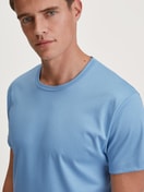 Le mannequin Homme porte le/la Pyjama court en 100% coton de couleur Bleu, À motifs, de la série Relax Swiss Resort de CALIDA, Détail