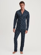 Herren-Model trägt Pyjama mit Knöpfen aus 100% Baumwolle in Blau, Gemustert aus Serie Relax Swiss Resort von CALIDA, Vorderansicht