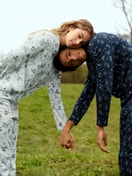 Herren-Model trägt Pyjama mit Knöpfen aus 100% Baumwolle in Blau, Gemustert aus Serie Relax Swiss Resort von CALIDA, Zusatzbild