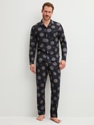 Herren-Model trägt Pyjama mit Knöpfen aus 100% Baumwolle in Blau, Gemustert aus Serie EDITION 85 von CALIDA, Vorderansicht