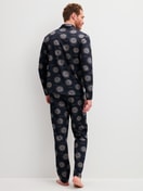 Herren-Model trägt Pyjama mit Knöpfen aus 100% Baumwolle in Blau, Gemustert aus Serie EDITION 85 von CALIDA, Rückansicht