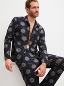 Herren-Model trägt Pyjama mit Knöpfen aus 100% Baumwolle in Blau, Gemustert aus Serie EDITION 85 von CALIDA, Zusatzbild
