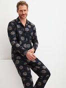 Herren-Model trägt Pyjama mit Knöpfen aus 100% Baumwolle in Blau, Gemustert aus Serie EDITION 85 von CALIDA, Zusatzbild