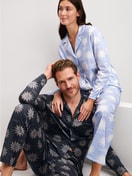 Herren-Model trägt Pyjama mit Knöpfen aus 100% Baumwolle in Blau, Gemustert aus Serie EDITION 85 von CALIDA, Zusatzbild