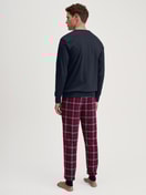 Herren-Model trägt Bündchen-Pyjama aus 100% Baumwolle in Blau, Kariert aus Serie Family & Friends von CALIDA, Rückansicht