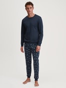 Herren-Model trägt Bündchen-Pyjama aus 100% Baumwolle in Blau, Gemustert aus Serie Relax Swiss Resort von CALIDA, Vorderansicht