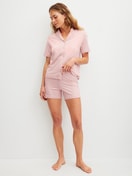 Le mannequin Femme porte le/la Pyjama court en Modal de couleur Rose, Unicolore, de la série Balancing Dreams de CALIDA, Vue de face