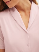 Le mannequin Femme porte le/la Pyjama court en Modal de couleur Rose, Unicolore, de la série Balancing Dreams de CALIDA, Détail