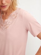 La modella / Il modello Donna indossa Pigiama corto in Modal di colore Rosa, Pizzo, della serie Elegant Dreams di CALIDA, Dettaglio