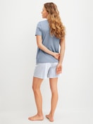 Damen-Model trägt Kurz-Pyjama aus 100% Baumwolle in Blau, Gestreift aus Serie Striped Dreams von CALIDA, Rückansicht