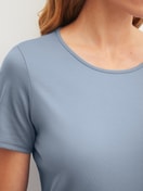 Damen-Model trägt Kurz-Pyjama aus 100% Baumwolle in Blau, Gestreift aus Serie Striped Dreams von CALIDA, Detail