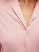 Damen-Model trägt Pyjama mit Knöpfen aus Modal in Rosa, Einfarbig aus Serie Balancing Dreams von CALIDA, Detail