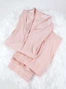 Le mannequin Femme porte le/la Pyjama à boutons en Modal de couleur Rose, Unicolore, de la série Balancing Dreams de CALIDA, Image supplémentaire