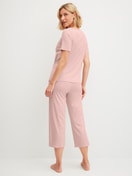 La modella / Il modello Donna indossa 7/8 - Pigiama in Modal di colore Rosa, Pizzo, della serie Elegant Dreams di CALIDA, Vista posteriore