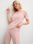 La modella / Il modello Donna indossa 7/8 - Pigiama in Modal di colore Rosa, Pizzo, della serie Elegant Dreams di CALIDA, Immagine aggiuntiva