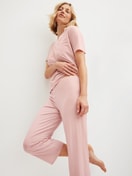 La modella / Il modello Donna indossa 7/8 - Pigiama in Modal di colore Rosa, Pizzo, della serie Elegant Dreams di CALIDA, Immagine aggiuntiva