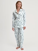 Damen-Model trägt Pyjama mit Knöpfen aus 100% Baumwolle in Blau, Gemustert aus Serie Swiss Resort von CALIDA, Vorderansicht