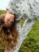 Damen-Model trägt Pyjama mit Knöpfen aus 100% Baumwolle in Blau, Gemustert aus Serie Swiss Resort von CALIDA, Zusatzbild