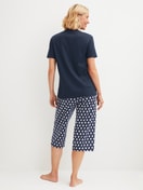 Damen-Model trägt Capri-Pyjama aus 100% Baumwolle in Blau, Gemustert aus Serie Daylight Dreams von CALIDA, Rückansicht