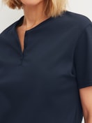 Damen-Model trägt Capri-Pyjama aus 100% Baumwolle in Blau, Gemustert aus Serie Daylight Dreams von CALIDA, Detail