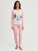 Damen-Model trägt Bündchen-Pyjama aus 100% Baumwolle in Rosa, Motiv aus Serie Ski Resort von CALIDA, Vorderansicht