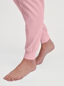 Damen-Model trägt Bündchen-Pyjama aus 100% Baumwolle in Rosa, Motiv aus Serie Ski Resort von CALIDA, Detail