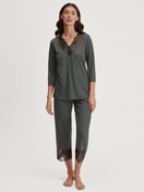 Damen-Model trägt 7/8-Pyjama aus Baumwolle in Schwarz, Spitze aus Serie Deep Dreams von CALIDA, Vorderansicht