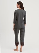 Damen-Model trägt 7/8-Pyjama aus Baumwolle in Schwarz, Spitze aus Serie Deep Dreams von CALIDA, Rückansicht