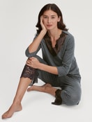 Damen-Model trägt 7/8-Pyjama aus Baumwolle in Schwarz, Spitze aus Serie Deep Dreams von CALIDA, Zusatzbild