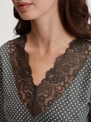 Damen-Model trägt 7/8-Pyjama aus Baumwolle in Schwarz, Spitze aus Serie Deep Dreams von CALIDA, Detail