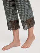 Damen-Model trägt 7/8-Pyjama aus Baumwolle in Schwarz, Spitze aus Serie Deep Dreams von CALIDA, Detail