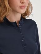 Damen-Model trägt Bündchen-Pyjama aus 100% Baumwolle in Blau, Gemustert aus Serie Midnight Dreams von CALIDA, Detail