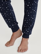 Damen-Model trägt Bündchen-Pyjama aus 100% Baumwolle in Blau, Gemustert aus Serie Midnight Dreams von CALIDA, Detail