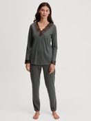 Damen-Model trägt Pyjama, lang aus Baumwolle in Schwarz, Spitze aus Serie Deep Dreams von CALIDA, Vorderansicht