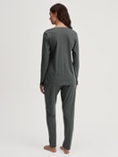 Damen-Model trägt Pyjama, lang aus Baumwolle in Schwarz, Spitze aus Serie Deep Dreams von CALIDA, Rückansicht