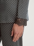 Damen-Model trägt Pyjama, lang aus Baumwolle in Schwarz, Spitze aus Serie Deep Dreams von CALIDA, Detail