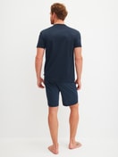 Herren-Model trägt Kurz-Pyjama aus 100% Baumwolle in Blau, Gemustert aus Serie Relax Selected 2 von CALIDA, Rückansicht