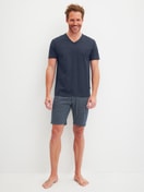 Herren-Model trägt Kurz-Pyjama aus 100% Baumwolle in Blau, Gemustert aus Serie Cotton Special von CALIDA, Vorderansicht