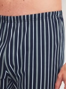 Herren-Model trägt Kurz-Pyjama aus 100% Baumwolle in Blau, Gemustert aus Serie Cotton Special von CALIDA, Detail