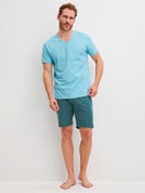 Herren-Model trägt Kurz-Pyjama aus 100% Baumwolle in Blau, Gemustert aus Serie Cotton Special von CALIDA, Vorderansicht