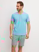 La modella / Il modello Uomo indossa Pigiama corto in 100% cotone di colore Verde, Modello, della serie Cotton Special di CALIDA, Vista frontale