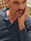 La modella / Il modello Uomo indossa Pigiami, lunghi in 100% cotone di colore Blu, Modello, della serie Relax Selected 2 di CALIDA, Immagine aggiuntiva