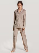 Damen-Model trägt Pyjama mit Knöpfen aus 100% Baumwolle in Rosa, Kariert aus Serie Nightwear Xtra von CALIDA, Vorderansicht