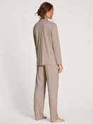 Damen-Model trägt Pyjama mit Knöpfen aus 100% Baumwolle in Rosa, Kariert aus Serie Nightwear Xtra von CALIDA, Rückansicht