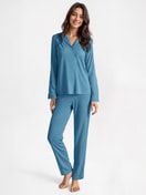 Damen-Model trägt Pyjama mit Knöpfen aus 100% Baumwolle in Blau, Einfarbig aus Serie Nightwear Xtra von CALIDA, Vorderansicht