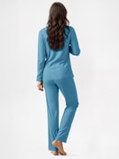Damen-Model trägt Pyjama mit Knöpfen aus 100% Baumwolle in Blau, Einfarbig aus Serie Nightwear Xtra von CALIDA, Rückansicht