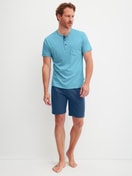 La modella / Il modello Uomo indossa Pigiama corto in Pima® Cotone di colore Blu, Modello, della serie Relax Superlight di CALIDA, Vista frontale