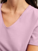 Damen-Model trägt Kurz-Pyjama aus 100% Baumwolle in Violett, Gemustert aus Serie Blooming Nights von CALIDA, Detail