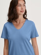 Damen-Model trägt Kurz-Pyjama aus 100% Baumwolle in Blau, Floral aus Serie Flower Nights von CALIDA, Detail